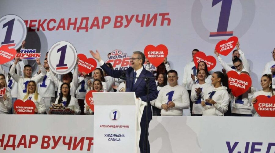 Studenti upozorili: SNS u Nišu za potrebe svog mitinga prekrila pločice sa imenima 16 žrtava nadstrešnice