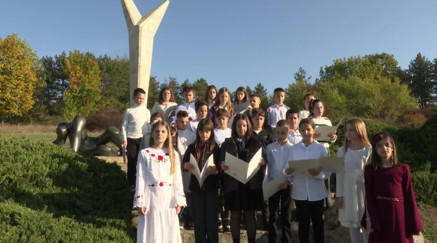 „Učenici odali počast žrtvama na „Malom školskom času“