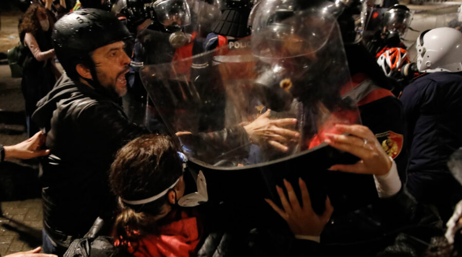 Nema dijaloga, demonstranti traže ostavku Rame: Albanija u sve dubljoj političkoj krizi, nije nemoguća čak ni međunarodna intervencija