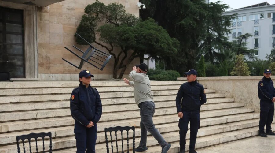 Studenti i profesori protestuju ispred sedišta vlade u Tirani, traže ostavku Rame