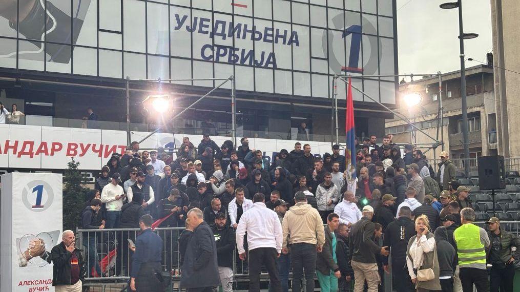 Ljudi okupljeni oko stranačkih prostorija SNS u Nišu