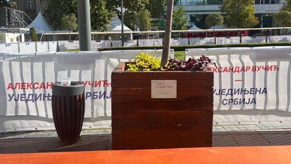 Na ogradi piše Aleksandar Vučić, a na drvenom ograđenom prostoru Stefan Hrka jedan od žrtava novosadske tragedije