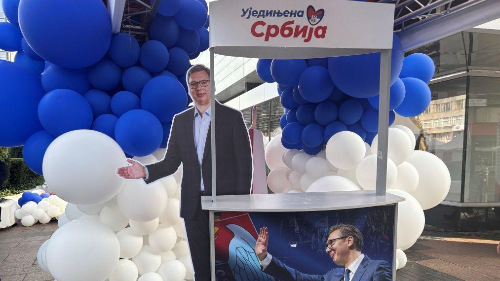 Vučić od kartona pored SNS štanda