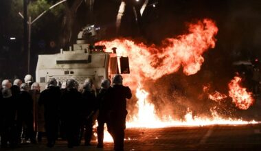 Antivladini protesti u Tirani ne prestaju: Molotovljevi kokteli bačeni na zgradu Vlade