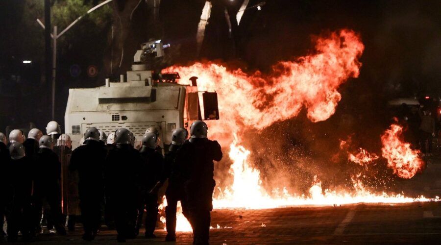Antivladini protesti u Tirani ne prestaju: Molotovljevi kokteli bačeni na zgradu Vlade
