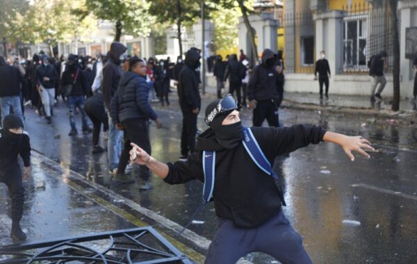 Na protestima u Tirani demonstranti bacili više Molotovljevih koktela
