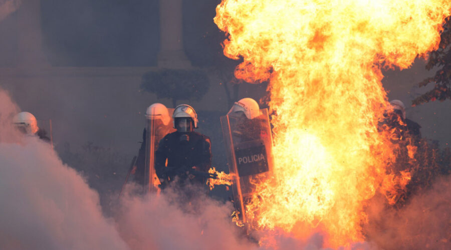 Demonstranti bacali Molotovljeve koktele u Tirani