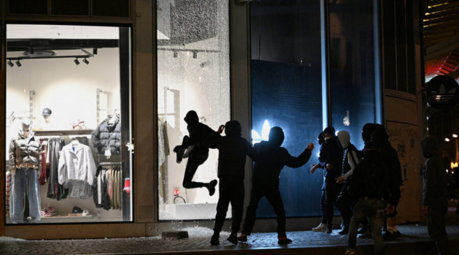 Pariska policija zabranila okupljanja u centru: Mere važe danas od 8 do 20 časova