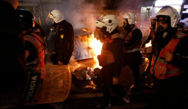 Tirana je “zapaljena”; Molotovljevi kokteli, požar, vodeni topovi VIDEO