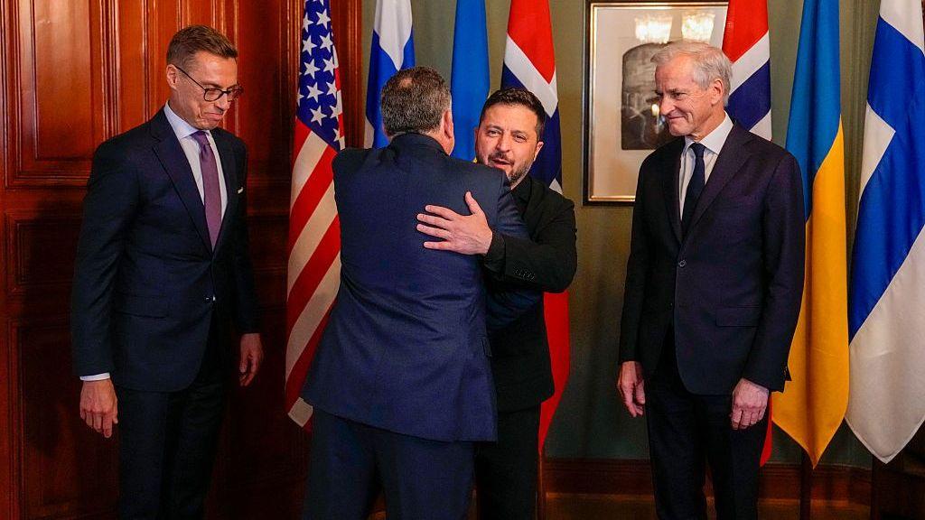 Stiv Vitkof, okrenut leđima kameri, grli ukrajinskog predsednika Vladimira Zelenskog u prisustvu finskog predsednika Aleksandra Stuba (levo) i norveškog premijera Jonasa Gara Stere.
