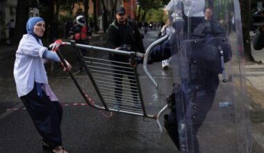 Demonstranti u Tirani uklonili klupe na kojima je Rama ostavio pozivnice na dijalog
