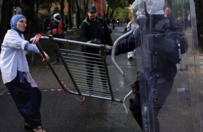 Demonstranti u Tirani uklonili klupe na kojima je Rama ostavio pozivnice na dijalog