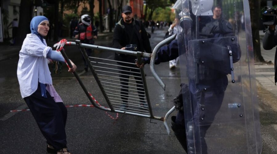 Demonstranti u Tirani uklonili klupe na kojima je Rama ostavio pozivnice na dijalog