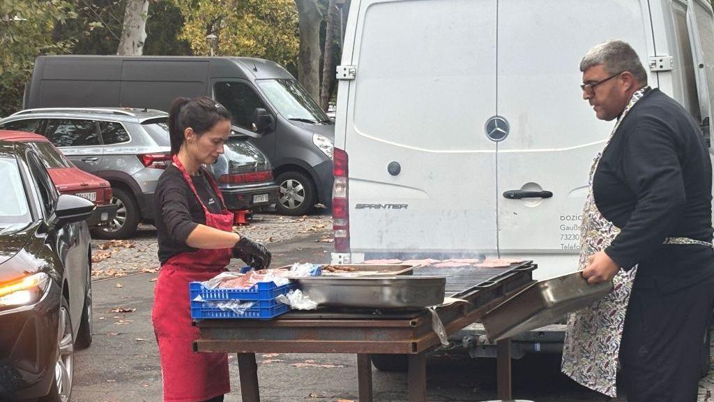 peku se pljeskavice za SNS pristalice pred skup 22. oktobra 2026