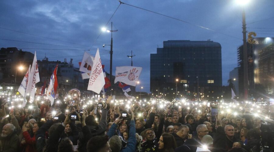 Arhiva javnih skupova: Koliko ljudi se večeras okupilo na Slaviji?