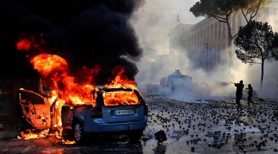 Nastavljaju se neredi u Albaniji: Demonstranti protestovali ispred kabineta Edija Rame, policija koristila vodene topove