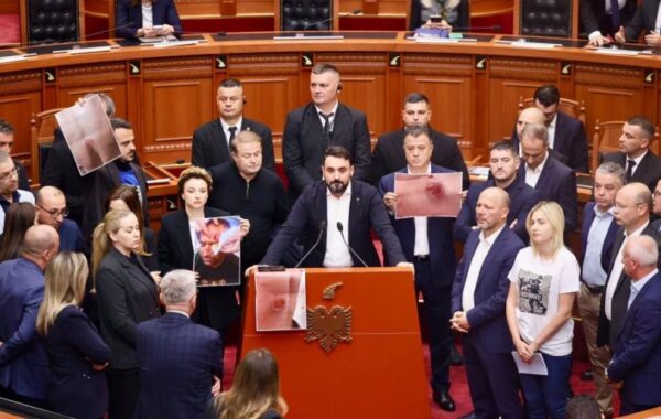 U Albaniji suspendovano šest poslanika zbog izazivanja nereda na sednici