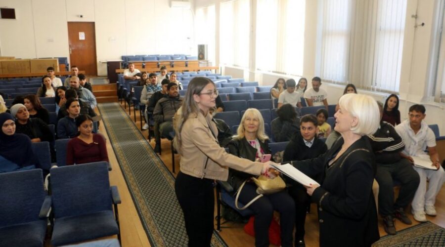 Grad Smederevo stipendira 44 učenika (FOTO)