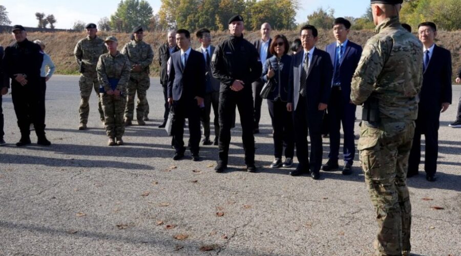 DELEGACIJA KINE U BAZI SAJ: Komandosi pokazali veštine