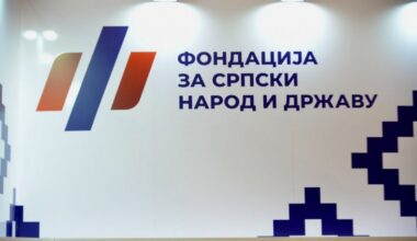Izraelski istoričar Gideon Grajf posećuje štand