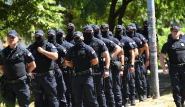 „Ne skrivajte lice već časno i ponosno branite Ustav, zakon i policijski kodeks“