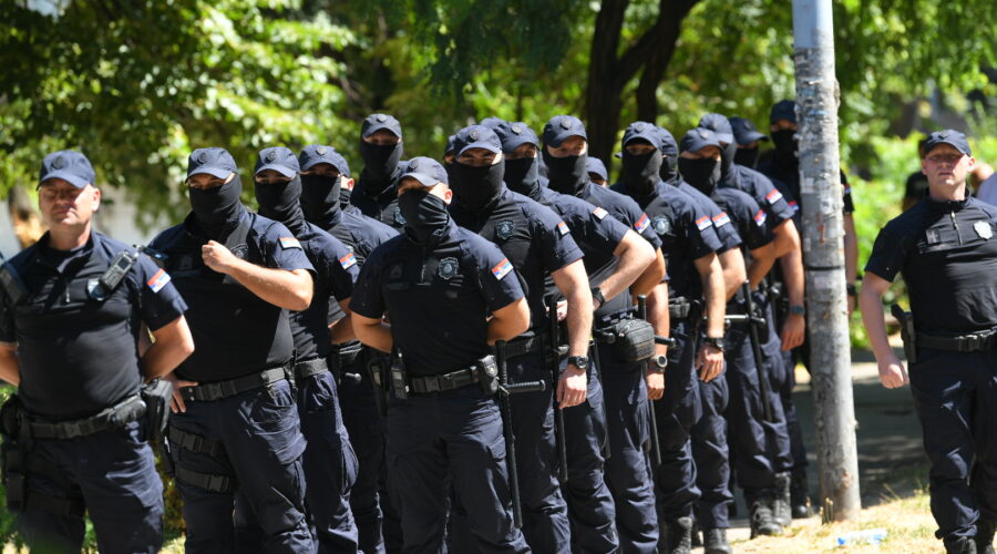 „Ne skrivajte lice već časno i ponosno branite Ustav, zakon i policijski kodeks“
