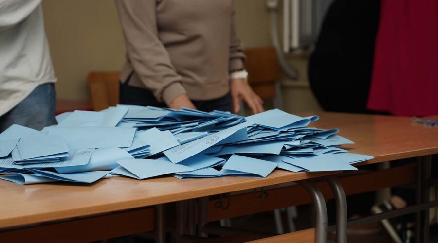 Predsednik biračkog odbora kod Vranja tvrdi da je prekršen zakon prilikom predaje biračkog materijala, iz tužilaštva kažu da je reč o zabuni