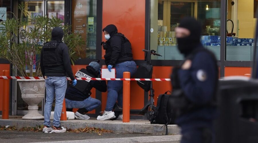 Jedna osoba ubijena, pet ranjeno u pucnjavi u predgrađu Pariza, Makron napad opisao kao „teroristički i rasistički“