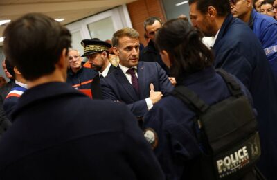 Makron: Pucnjava kod Pariza teroristički čin, jedna osoba ubijena, pet ranjeno