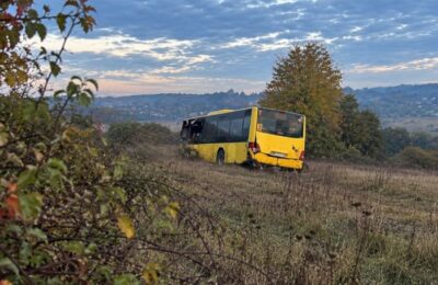 Autobus sleteo s puta kod Tuzle: Najmanje 11 osoba povređeno