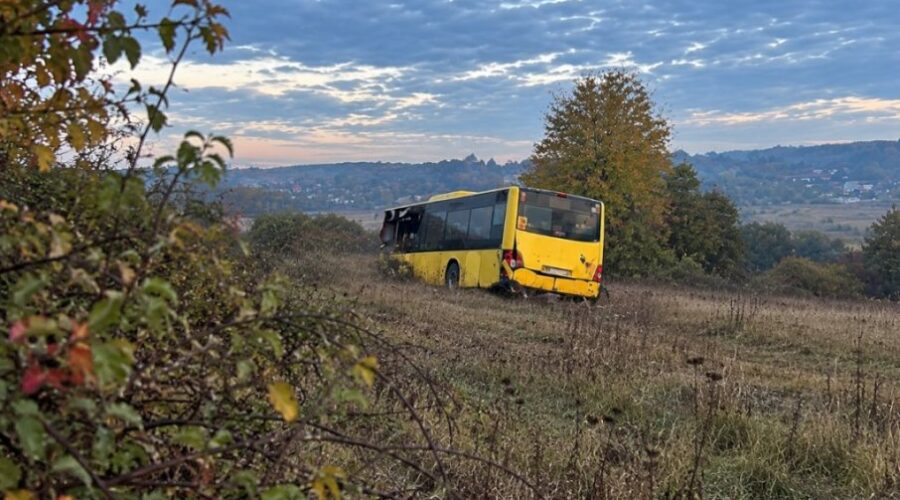 Autobus sleteo s puta kod Tuzle: Najmanje 11 osoba povređeno