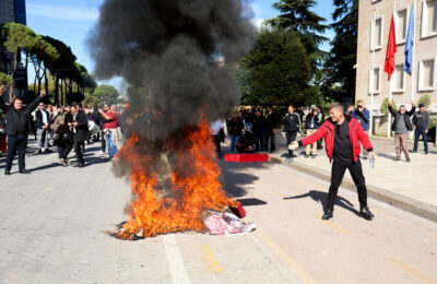 U centru Tirane izbili sukobi između demonstranata i policije