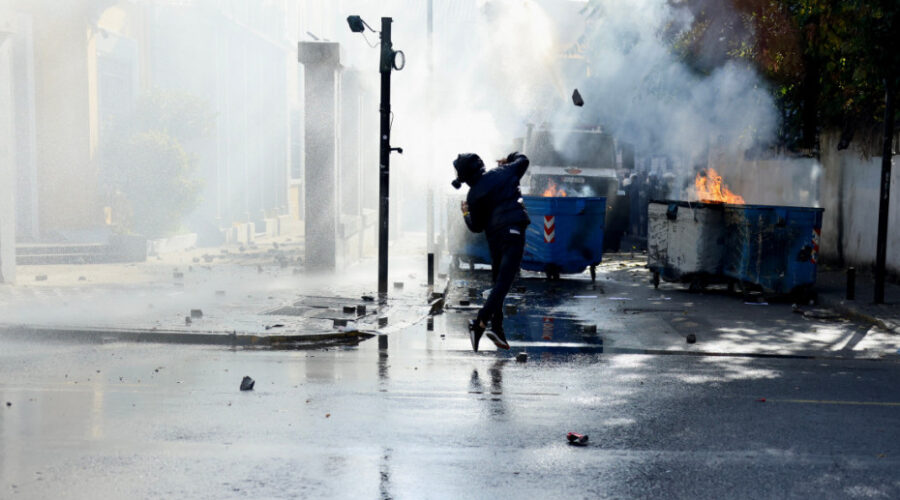 Sukobi u Tirani: Demonstranti bacali Molotovljeve koktele na policiju, traže ostavku Rame (video)