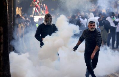U Tirani se ne smiruje: Sukob demonstranata i policije, 13 osoba povređeno /video/
