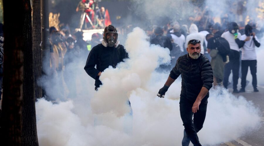 U Tirani se ne smiruje: Sukob demonstranata i policije, 13 osoba povređeno /video/