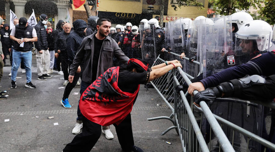Haos i neredi u Tirani: Demonstranti zapalili ministarstvo, policija uzvratila gumenim mecima, suzavcem i topovima
