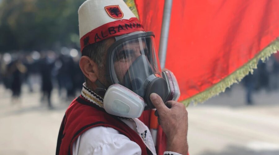 Sukobi u Tirani: Policija upotrebila suzavac, demonstranti bacali Molotovljeve koktele
