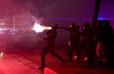 Opšti haos u Tirani: Demonstranti zapalili policajca, gorelo ministarstvo; Letele kamenice VIDEO
