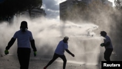 Suzavac i vodeni topovi na protestima u Tirani