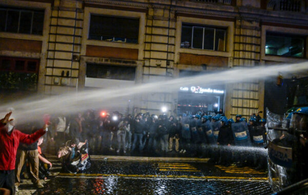 (Foto) Protesti u više gradova u Italiji: Privedena 371 osoba, među njima 69 stranih državljana