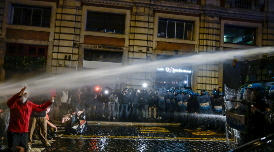 (Foto) Protesti u više gradova u Italiji: Privedena 371 osoba, među njima 69 stranih državljana