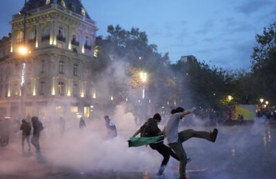 Paklena subota u Francuskoj: Tokom protesta širom zemlje brojni sukobi, privedeno skoro 1.000 demonstranata
