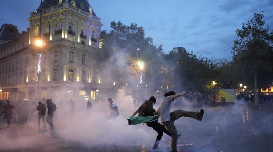 Paklena subota u Francuskoj: Tokom protesta širom zemlje brojni sukobi, privedeno skoro 1.000 demonstranata