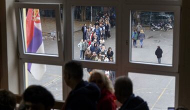 Oštećene kutije, glasanje van paravana, falsifikovani sprej… Sve nepravilnosti u prvih nekoliko sati izbora