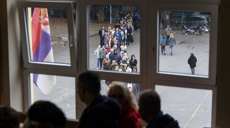 Oštećene kutije, glasanje van paravana, falsifikovani sprej… Sve nepravilnosti u prvih nekoliko sati izbora