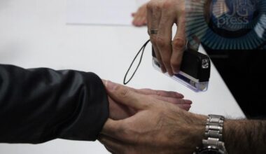 SNS deli novac na biračkim mestima