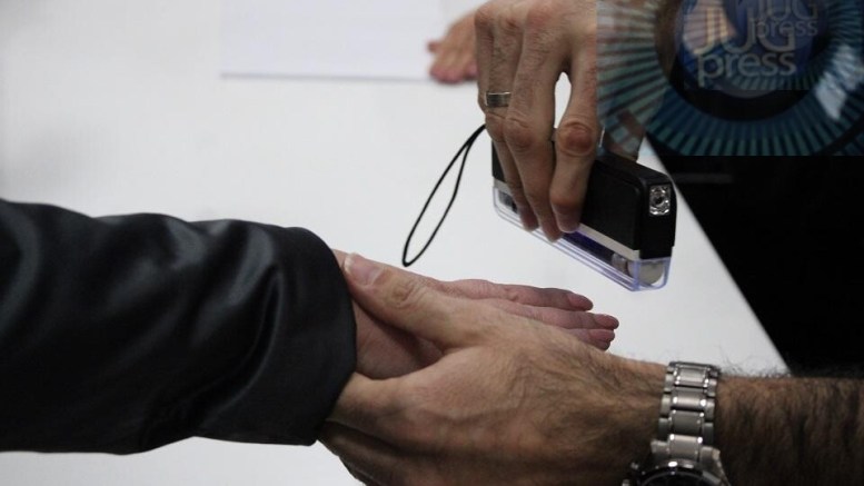 SNS deli novac na biračkim mestima