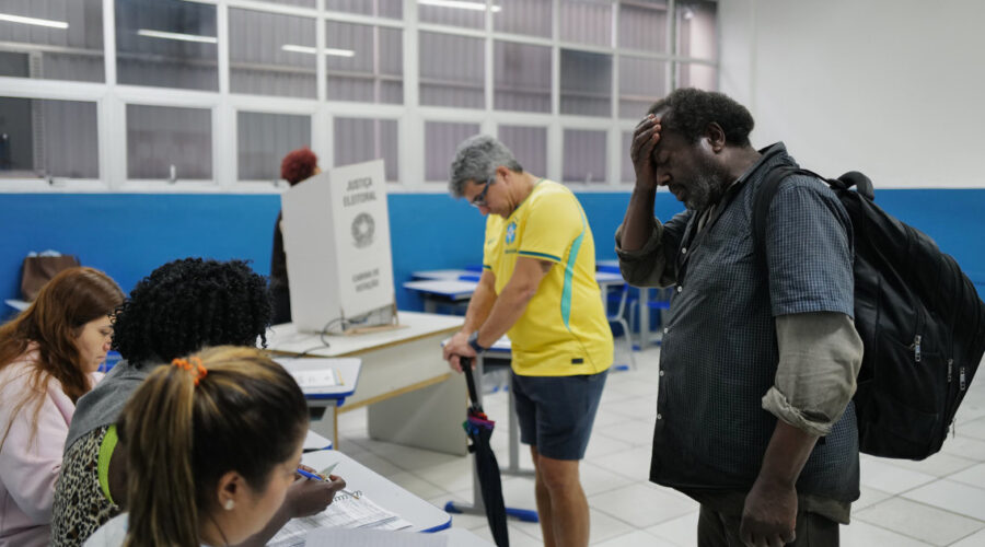 (Foto) Brazilci glasaju u drugom krugu predsedničkih izbora: Lula brani mandat, Bolsonaro najavljuje promene