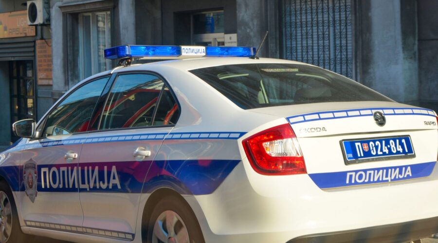 Deo centra Beograda zatvoren za saobraćaj: Zgrada RIK-a ograđena metalnim ogradama