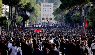 Nastavljeni protesti u Tirani, demonstranti uzvikuju: „Došao vam je kraj“